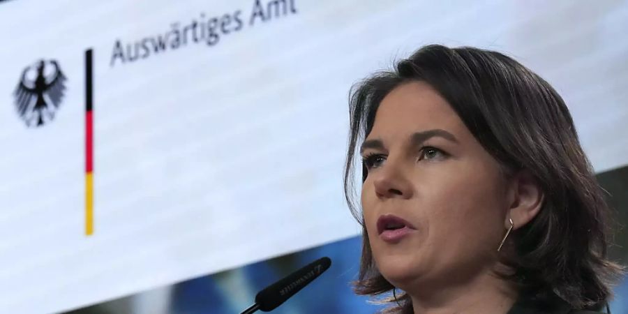 Deutschlands Aussenministerin Annalena Baerbock gibt ein Statement. Foto: Michael Sohn/Pool AP/dpa