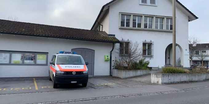 Am Gebäude der Kantonspolizei auf der Seite des Haupteingangs bei den Parkplätzen, befindet sich ein Defibrillator. Widnau
