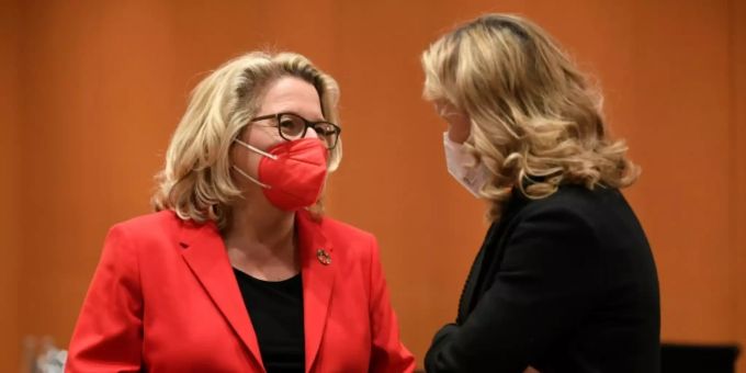 Ministerin Schulze (l.) Ministerin Schulze (l.)