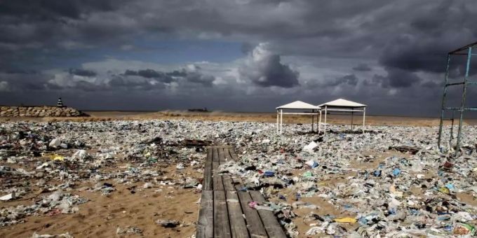 Plastikmüll an einem Strand am Mittelmeer nördlich von Beirut. Foto: Marwan Naamani/dpa Plastikmüll an einem Strand am Mittelmeer nördlich von Beirut. Foto: Marwan Naamani/dpa