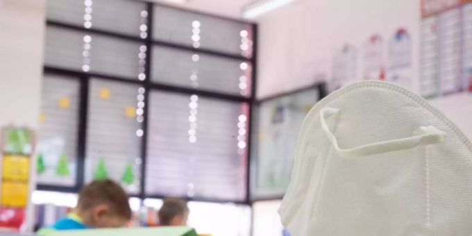 Eine FFP2-Maske liegt in einer Grundschule auf einem Tisch. In zwei Bundesländern greifen ab Montag Lockerungen bei der Maskenpflicht an Schulen. Foto: Sebastian Gollnow/dpa Eine FFP2-Maske liegt in einer Grundschule auf einem Tisch. In zwei Bundesländern greifen ab Montag Lockerungen bei der Maskenpflicht an Schulen. Foto: Sebastian Gollnow/dpa