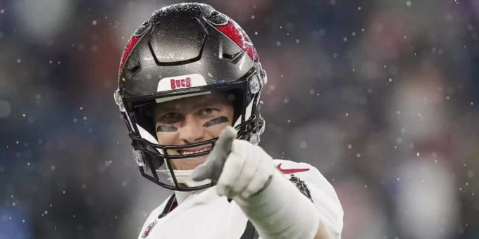 Hat beim Spiel gegen die Patriots einen weiteren Rekord aufgestellt: Quarterback Tom Brady von Tampa Bay. Foto: Steven Senne/AP/dpa Hat beim Spiel gegen die Patriots einen weiteren Rekord aufgestellt: Quarterback Tom Brady von Tampa Bay. Foto: Steven Senne/AP/dpa