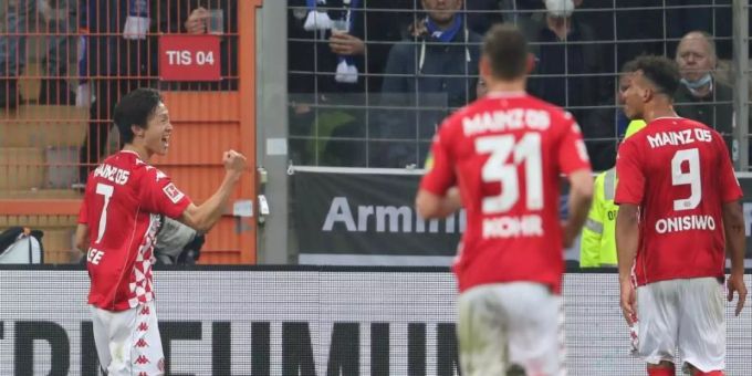 Jae-sung Lee (l) brachte Mainz in Bielefeld in Front. Foto: Friso Gentsch/dpa Jae-sung Lee (l) brachte Mainz in Bielefeld in Front. Foto: Friso Gentsch/dpa