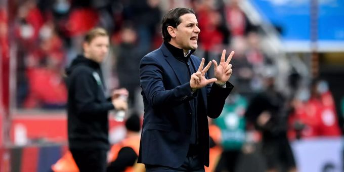 Gerardo Seoane (Bayer Leverkusen) beim Spiel gegen den VfL Wolfsburg. Bayer Leverkusen Gerardo Seoane