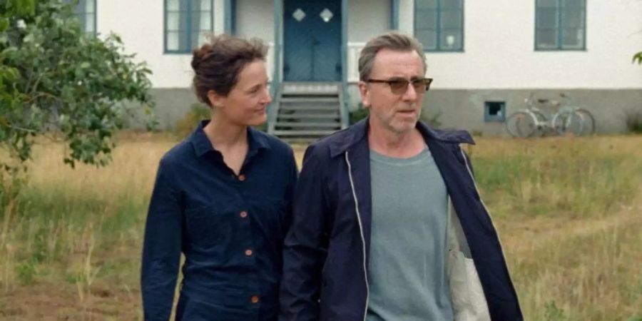 Chris (Vicky Krieps) und Tony (Tim Roth) suchen auf Fårö neue Inspiration. Foto: Weltkino Filmverleih/dpa