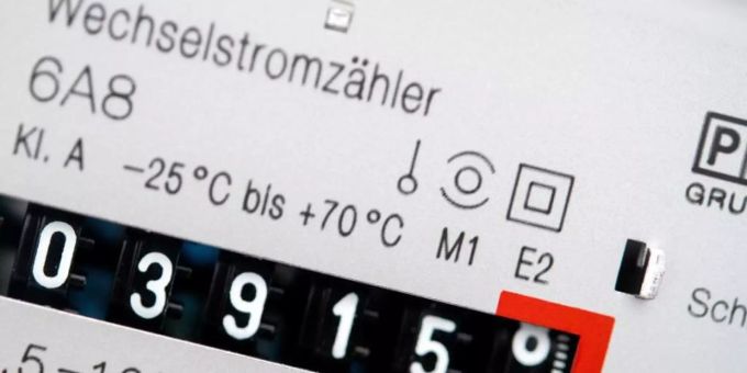 Ein Wechselstromzähler zeigt den aktuellen Zählerstand in Kilowattstunden in einem Haushalt an. Foto: Hauke-Christian Dittrich/dpa Ein Wechselstromzähler zeigt den aktuellen Zählerstand in Kilowattstunden in einem Haushalt an. Foto: Hauke-Christian Dittrich/dpa