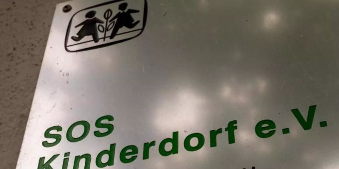 Das Logo und der Schriftzug "SOS Kinderdorf e.V. Geschäftsstelle" ist auf einem Schild zu sehen. Nach Bekanntwerden von Übergriffen in einem SOS-Kinderdorf haben sich weitere mutmassliche Betroffene gemeldet. Foto: Peter Kneffel/dpa Das Logo und der Schriftzug "SOS Kinderdorf e.V. Geschäftsstelle" ist auf einem Schild zu sehen. Nach Bekanntwerden von Übergriffen in einem SOS-Kinderdorf haben sich weitere mutmassliche Betroffene gemeldet. Foto: Peter Kneffel/dpa