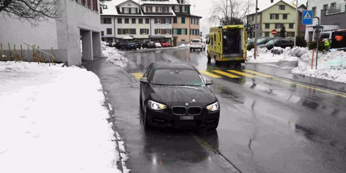 Auf dem Fussgängerstreifen kam es zu einer Kollision zwischen dem abbiegenden Auto und der Fussgängerin.