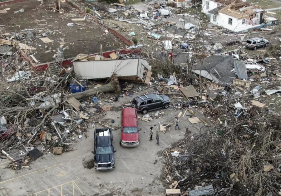 Eine Serie heftiger Tornados hat im Südosten der USA Gebäude zerstört und Fahrzeuge zerquetscht.