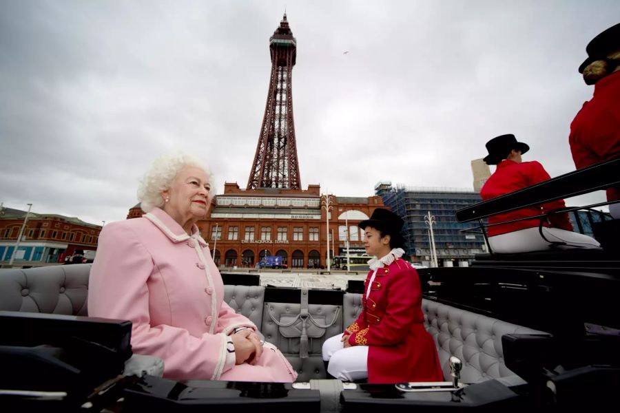 Die Wachsfigur von Queen Elizabeth hatte einen spektakulären Auftritt.