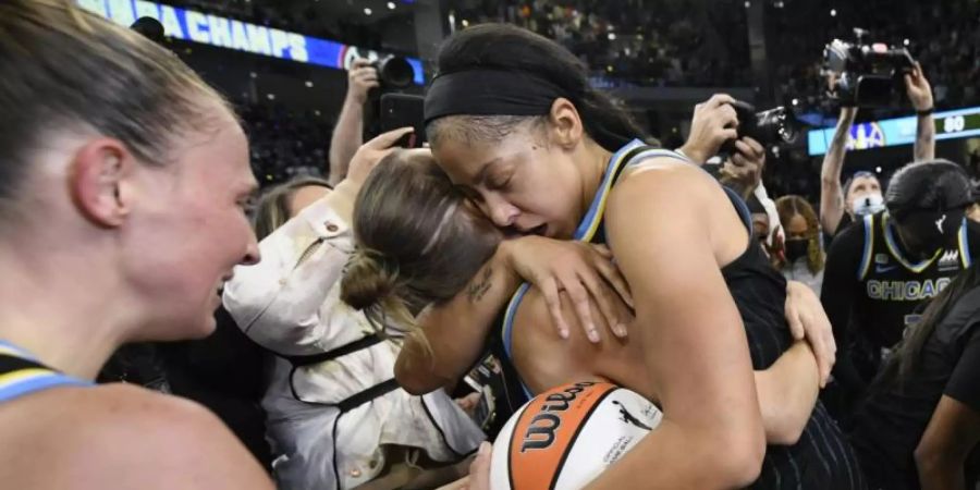 Die Spielerinnen von Chicago Sky feiern den Sieg über Phoenix Mercury im WNBA-Finale. Foto: Paul Beaty/AP/dpa
