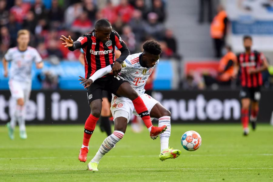 Bayer-Stümer Moussa Diaby (l.) im Duell mit Alphonso Davies (r.) von Bayern München.