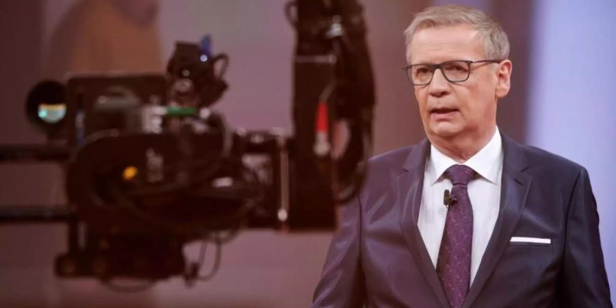 Günther Jauch moderiert zum letzten Mal den RTL-Jahresrückblick «Menschen, Bilder, Emotionen». Foto: Henning Kaiser/dpa