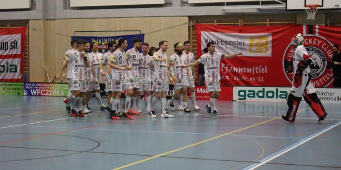 Der UHC Pfannenstiel gewinnt gegen Unihockey Limmattal im Penaltyschiessen