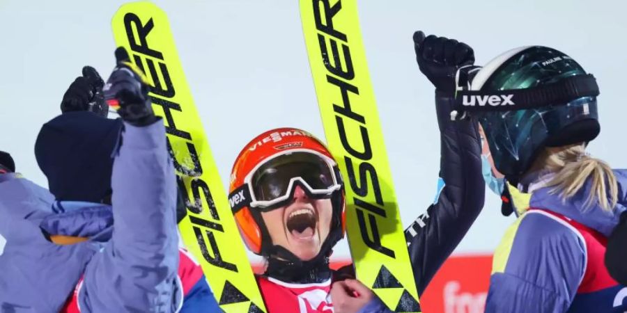 Katharina Althaus bejubelt ihren Sieg in Lillehammer. Foto: Geir Olsen/NTB/dpa