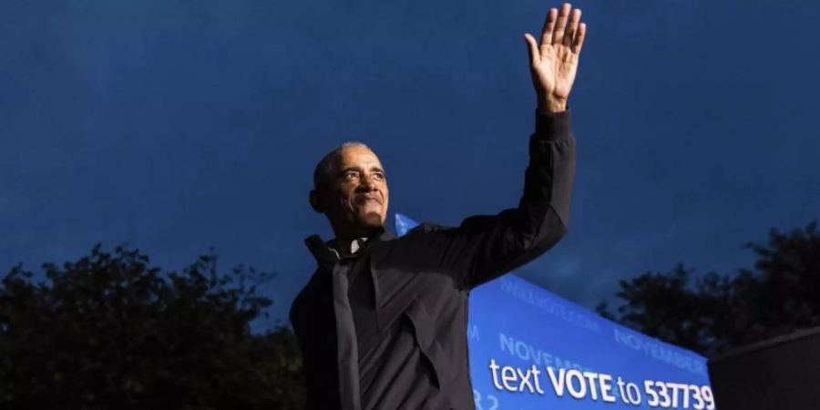 Barack Obama, ehemaliger Präsident der USA, verlässt die Bühne, nachdem er auf einer Wahlveranstaltung im Weequahic Park eine Rede gehalten hat. Foto: Stefan Jeremiah/AP/dpa