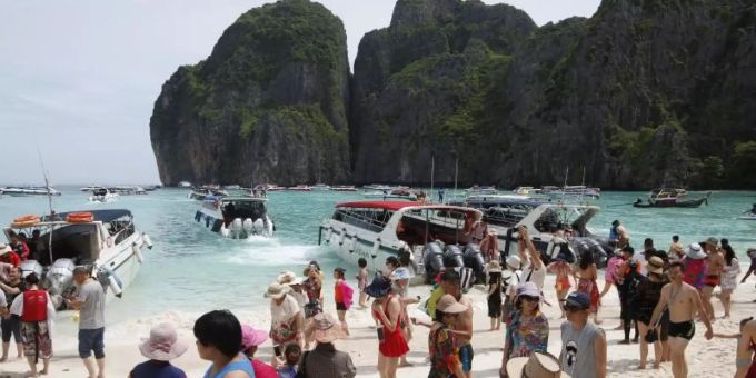 Wegen der massiven Umweltschäden, die der Touristenansturm verursachte, verhängte die thailändische Regierung 2018 ein Besuchsverbot. Nun wird die Bucht wieder geöffnet. Foto: Sakchai Lalit/AP/dpa Wegen der massiven Umweltschäden, die der Touristenansturm verursachte, verhängte die thailändische Regierung 2018 ein Besuchsverbot. Nun wird die Bucht wieder geöffnet. Foto: Sakchai Lalit/AP/dpa