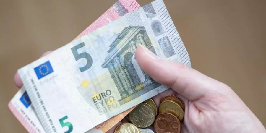 Der Anteil der Geringverdienenden lag bei Vollzeitbeschäftigten ohne Berufsabschluss bei 40,8 Prozent. Foto: Daniel Karmann/dpa