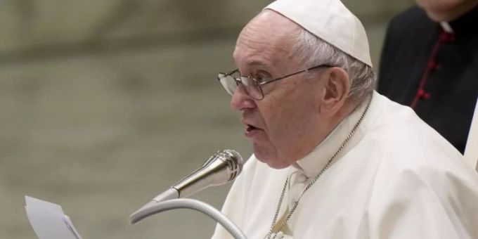Papst Franziskus während einer wöchentlichen Generalaudienz im Dezember 2021. Foto: Andrew Medichini/AP/dpa Papst Franziskus während einer wöchentlichen Generalaudienz im Dezember 2021. Foto: Andrew Medichini/AP/dpa