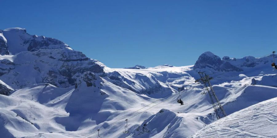 Blick auf den Laveygrat im Adelbodner Skigebiet im März 2003. (Archivbild)