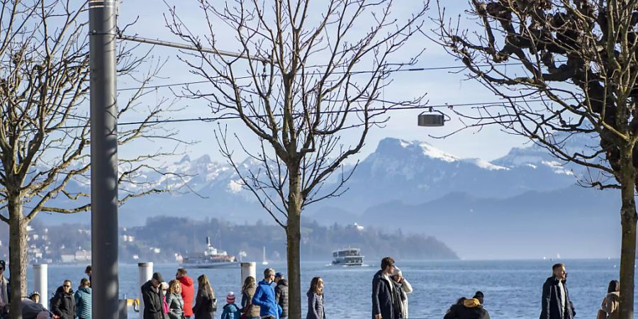 Nach dem frühlingshaften Jahresstart haben starke Winde am Dienstag den Wetterumschwung angekündigt.