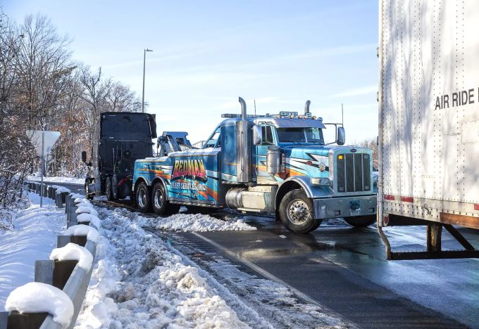 Ein Auto wird abgeschleppt, nachdem es auf der Autobahn bei Virginia steckengeblieben ist (5. Januar 2022) Winter Weather-Interstate Shutdown