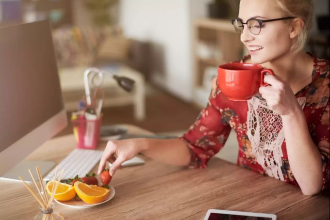 Wer nicht auf seine Figur im Homeoffice achtet, wird schnell einige Pfunde zunehmen. Homeoffice