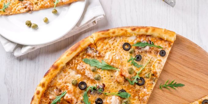 Spezielle Pizza für spezielle Momente. Pizza mit Thunfischboden und Erbsen.