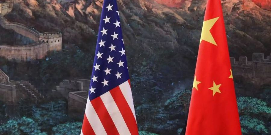 Flaggen von China und den USA