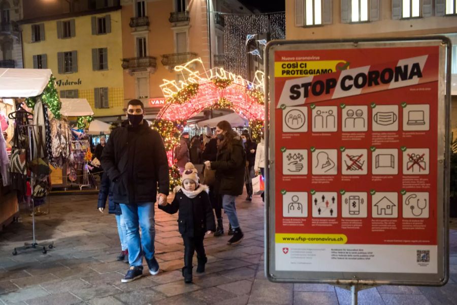 2020: Besucher an einem Weihnachtsmarkt im Tessin.