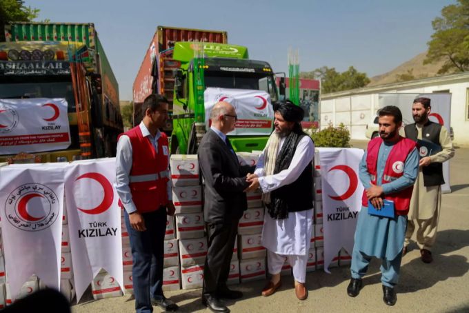 Der türkische Botschafter übergibt eine Hilfslieferung des türkischen Roten Halbmondes an das Rote Kreuz in Afghanistan. türkei