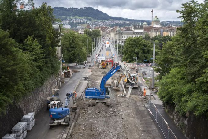 Bagger reissen den Strassenbelag bei der Kornhausbrücke heraus, auf der Baustelle zwischen der Kornhausbrücke und dem Breitenrainplatz, am Donnerstag, 8. Juli 2021 in Bern. Viktoriaplatz bern baustelle