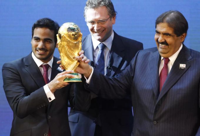 Mohamed bin Hamad Al-Thani (li.) und Sheikh Hamad bin Khalifa Al-Thani feiern die Vergabe der WM 2022 an Katar im Jahr 2010. WM 2020 FIFA Katar