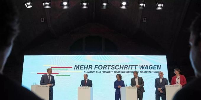 Der Mindestlohn soll auf 12 Euro steigen: Christian Lindner (l-r), Olaf Scholz, Annalena Baerbock, Robert Habeck, Norbert Walter-Borjans und Saskia Esken stellen den Koalitionsvertrag vor. Foto: Michael Kappeler/dpa olaf scholz ampel mindestlohn