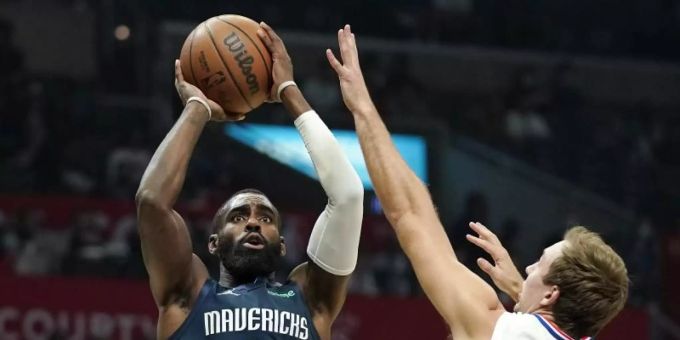Dallas Mavericks-Forward Tim Hardaway Jr. (l) in Aktion mit Luke Kennard von den Los Angeles Clippers. Foto: Mark J. Terrill/AP/dpa Dallas Mavericks-Forward Tim Hardaway Jr. (l) in Aktion mit Luke Kennard von den Los Angeles Clippers. Foto: Mark J. Terrill/AP/dpa