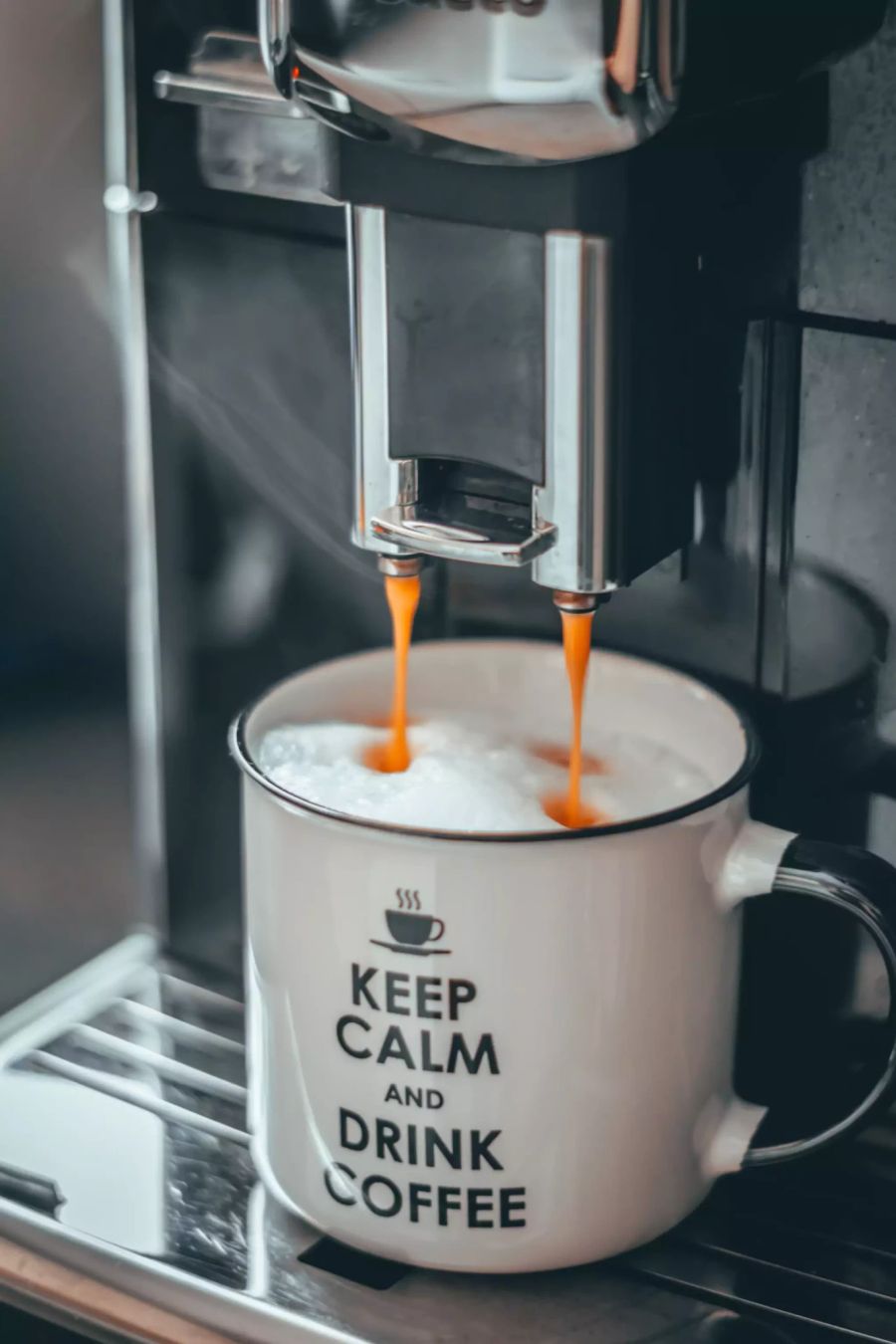 Kaffeetasse unter Kaffeeautomat