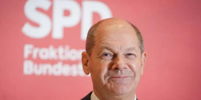 Die Koalitionsverhandlungen von SPD, Grünen und FDP biegen offenbar in eine Zielgerade ein. Olaf Scholz zeigt sich zufrieden. Foto: Kay Nietfeld/dpa Die Koalitionsverhandlungen von SPD, Grünen und FDP biegen offenbar in eine Zielgerade ein. Olaf Scholz zeigt sich zufrieden. Foto: Kay Nietfeld/dpa