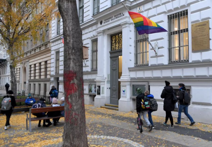 Österreichs Schulen bleiben trotz Lockdown geöffnet: Im Bild sind Schüler vor einem Wiener Gymnasium zu sehen.