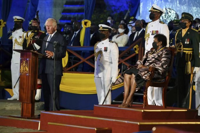 Prinz Charles (l) spricht an der Zeremonie für die neue Präsidentin von Barbados, Sandra Mason (r). Sie löst Queen Elizabeth II. als Oberhaupt des Inselstaates ab. queen