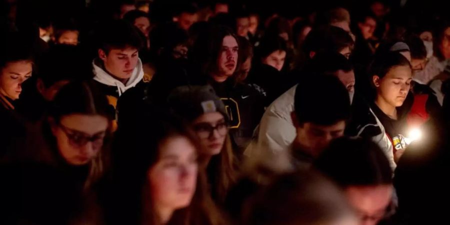 Schülerinnen und Schüler der Oxford High School nehmen an einer Mahnwache für die Opfer des Angriffs des 15-jährigen Schützen teil. Foto: Jake May/The Flint Journal via AP/dpa