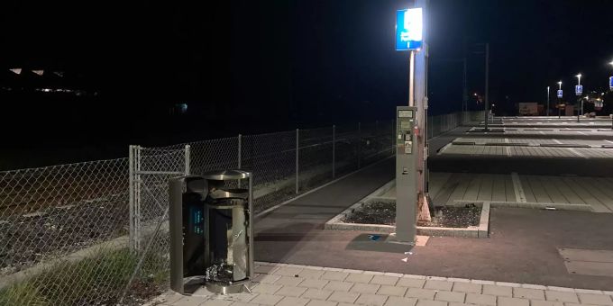 Der rauchende Abfalleimer konnte gelöscht werden. Der rauchende Abfalleimer konnte ohne die Hilfe der Feuerwehr gelöscht