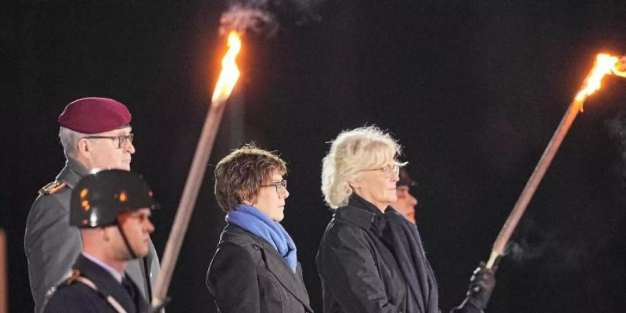 Annegret Kramp-Karrenbauer (M) neben Generalinspekteur Eberhard Zorn und Verteidigungsministerin Christine Lambrecht. Foto: Michael Kappeler/dpa-pool/dpa