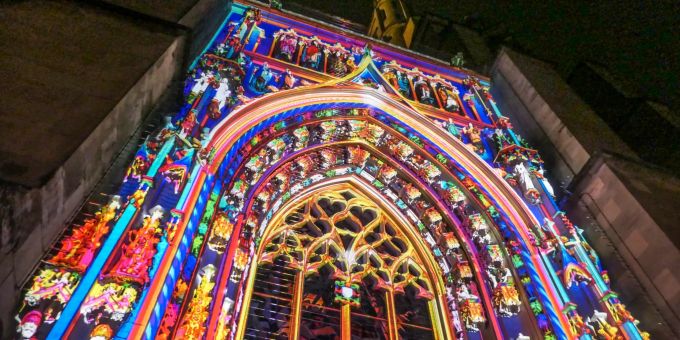 Am Lausanne Lumières werden jeden Abend acht Gebäude farbenfroh illuminiert. Beleuchtete Kirche