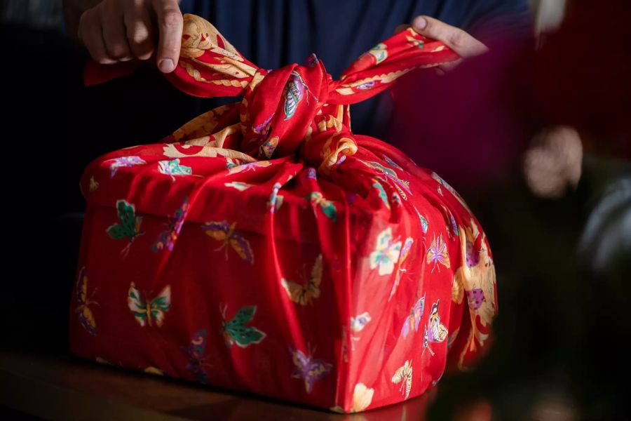 Rotes Tuch bedruckt als Geschenkverpackung