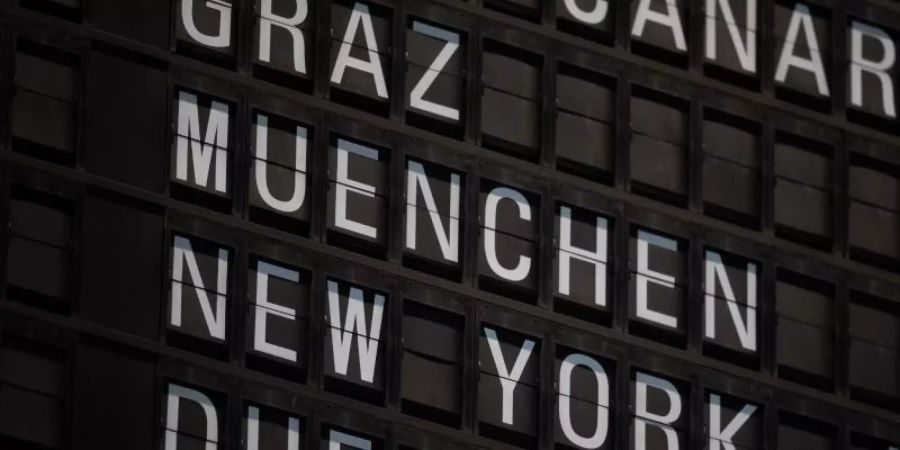 «New York» wird auf dem Flughafen Frankfurt auf einer Anzeigetafel angezeigt. Foto: Sebastian Gollnow/dpa