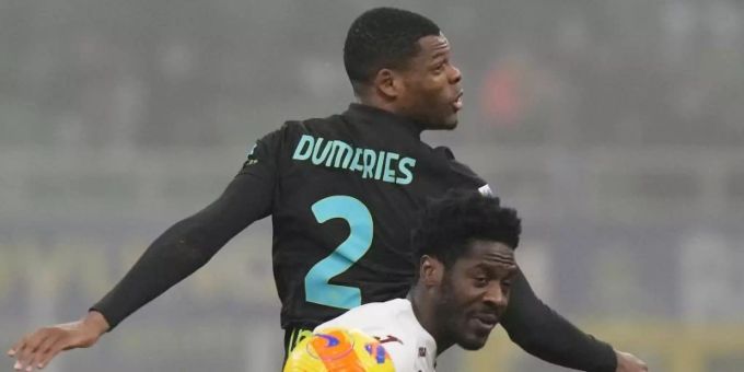 Denzel Dumfries (oben) von Inter Mailand und Ola Aina vom FC Turin im Zweikampf. Foto: Luca Bruno/AP/dpa Denzel Dumfries (oben) von Inter Mailand und Ola Aina vom FC Turin im Zweikampf. Foto: Luca Bruno/AP/dpa