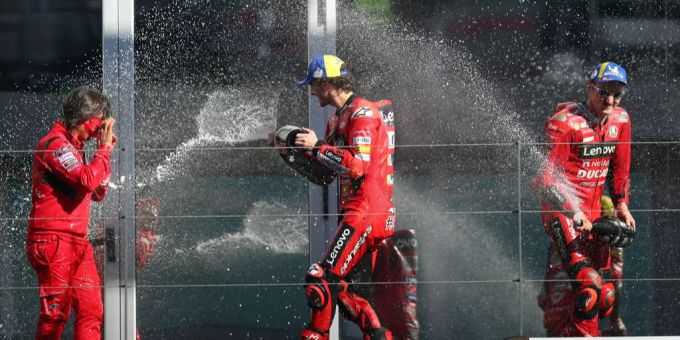 Die Ducati-Piloten Jack Miller (r) und Francesco Bagnaia (m) feiern ihre Podestplätze. Ducati