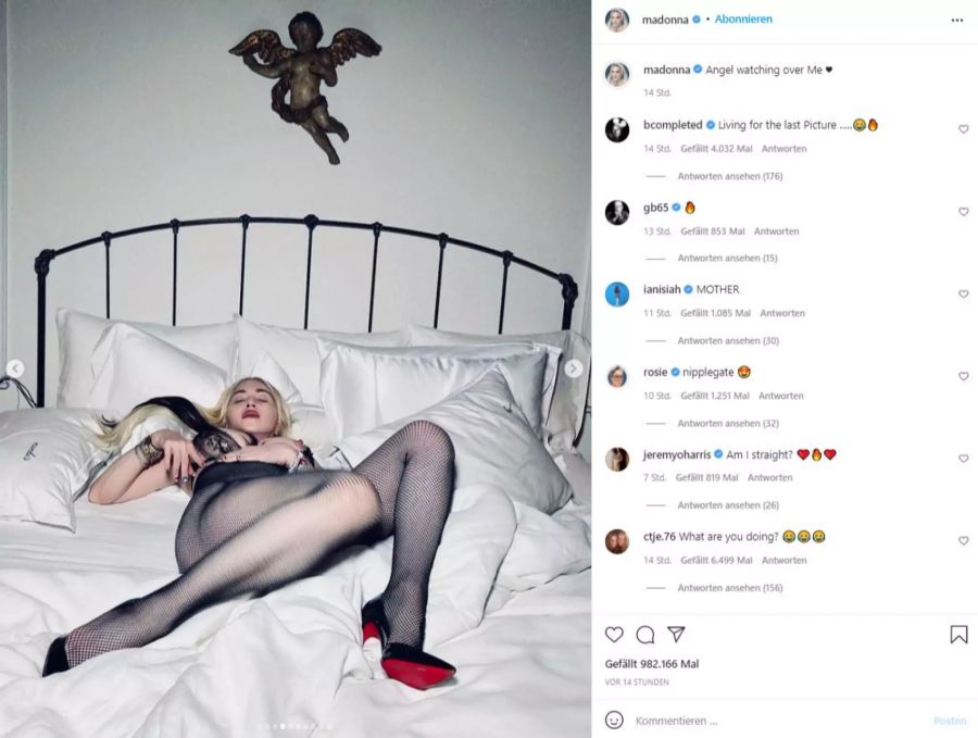 Nanu? Madonna lässt ihren Nippel herausblitzen.