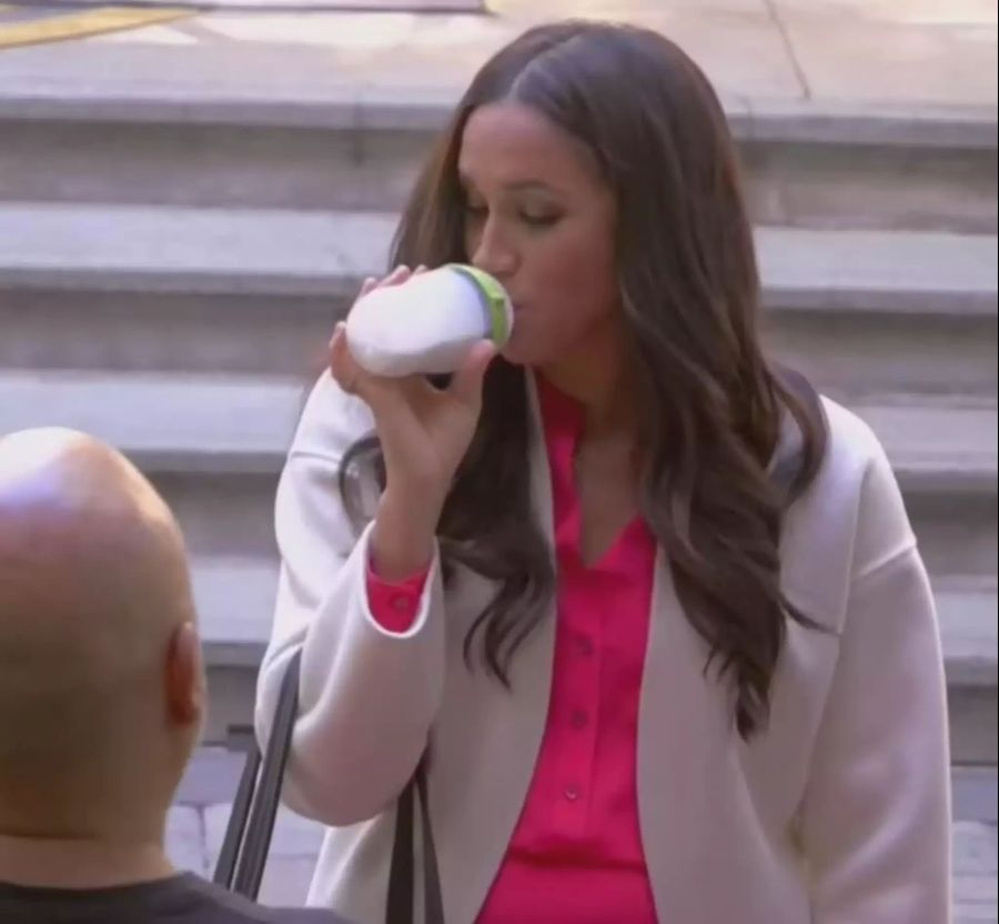 Meghan nimmt einen Schluck Milch aus der Babyflasche.