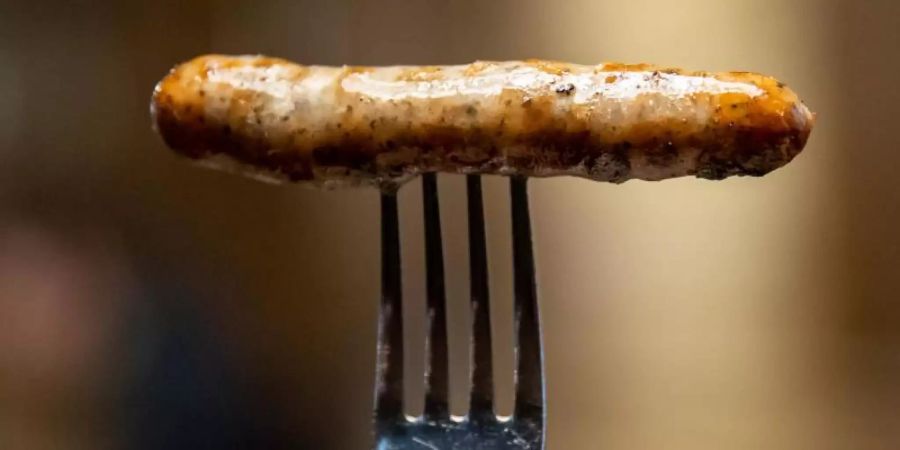 Im neuen Nürnberger Bratwurstmuseum geht es um die Wurst - wer beim Betrachten der Exponate Appetit bekommt, muss sich aber mit einer der Wurstbuden in der Umgebung begnügen. Foto: Daniel Karmann/dpa